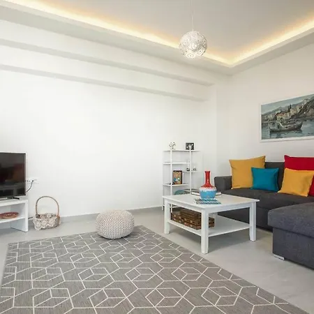 Cozy In The Heart Of Rhodes Center *