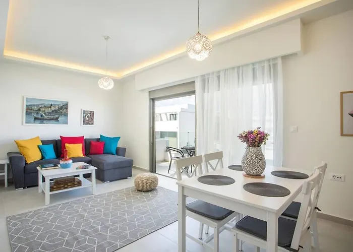 Cozy In The Heart Of Rhodes Center *