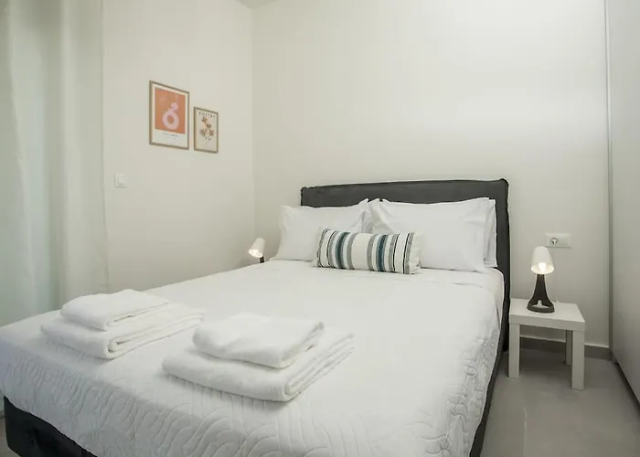 Cozy In The Heart Of Rhodes Center Rhodes City