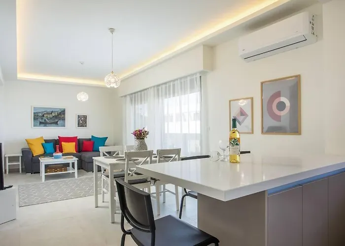 Cozy In The Heart Of Rhodes Center Rhodes City