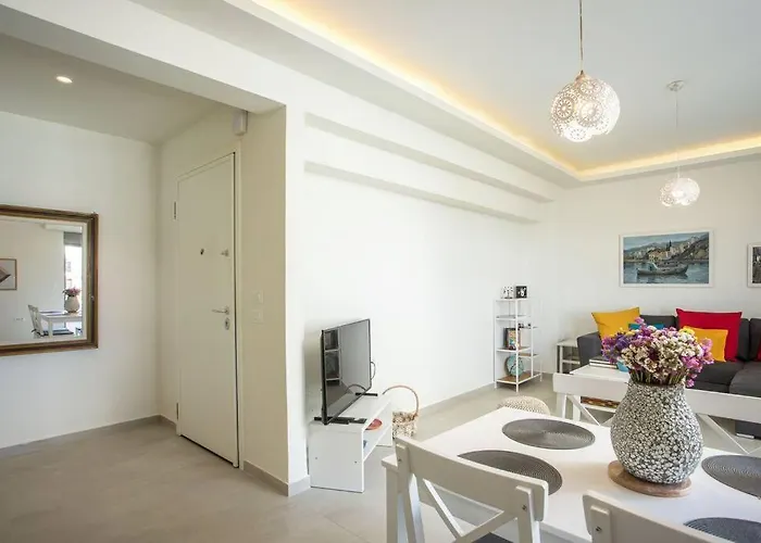 Cozy In The Heart Of Rhodes Center * Rhodes City