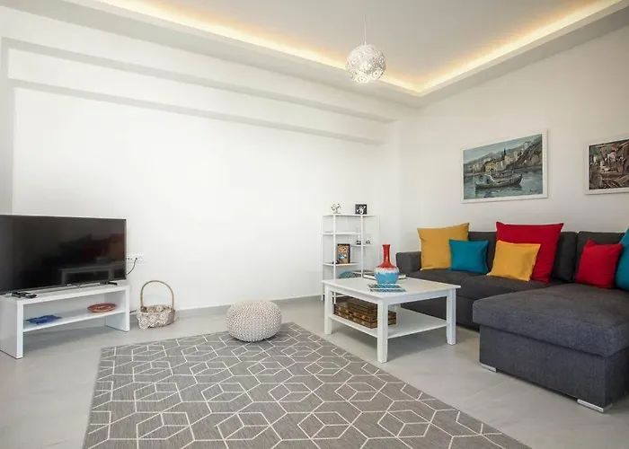 Cozy In The Heart Of Rhodes Center *