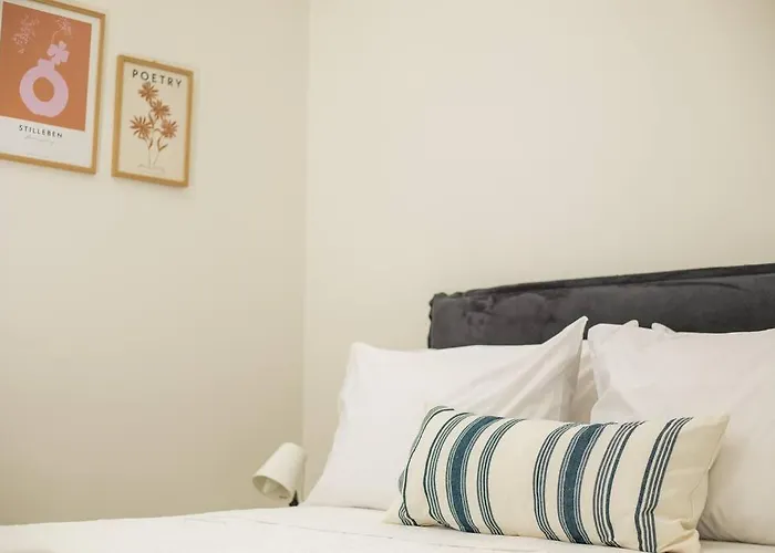 Cozy In The Heart Of Rhodes Center *