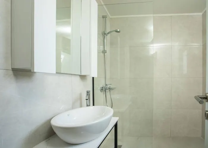 Cozy In The Heart Of Rhodes Center *