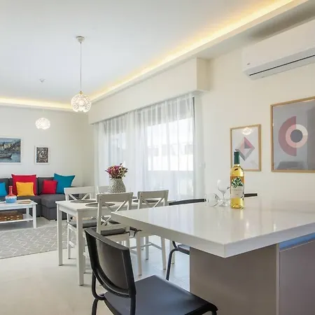 Cozy In The Heart Of Rhodes Center Rhodes City