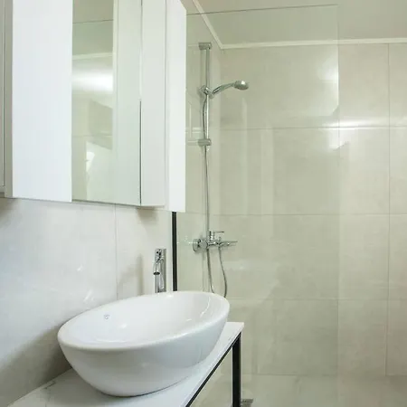 Cozy In The Heart Of Rhodes Center *